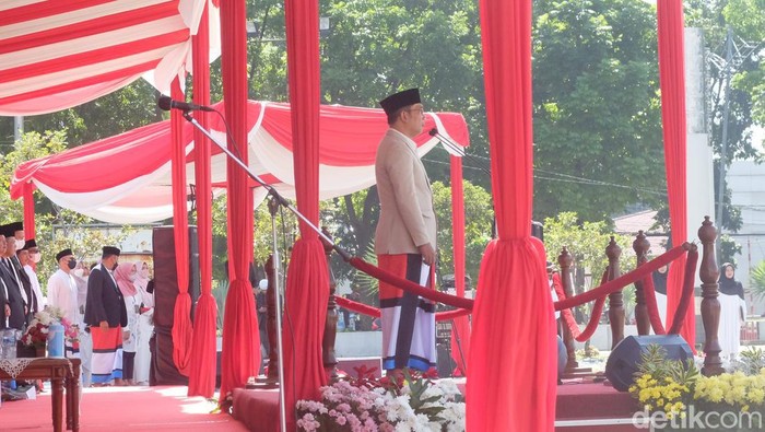 Gubernur Jabar Ridwan Kamil saat menjadi inspektur upacara di perigatan Hari Santri.
