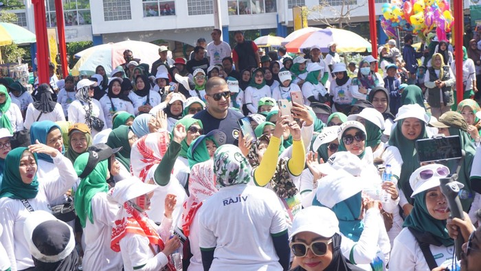 Hari Santri, Rajiv & Ribuan Santri Jalan Santai Sarungan di Cicalengka