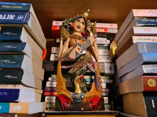 Ilustrasi Dewi Saraswati - Hari Raya Saraswati dirayakan setiap Sabtu atau saniscara umanis wuku watugunung sebagai perayaan turunnya ilmu pengetahuan.