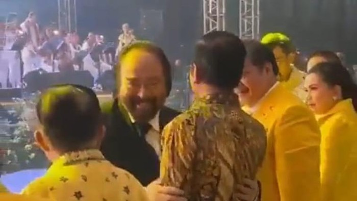 Viral di media sosial dengan narasi Presiden Joko Widodo (Jokowi) ogah memeluk Ketum NasDem Surya Paloh di acara HUT Golkar. Surya Paloh pun memberi penjelasan atas video viral tersebut.