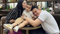 Lewat Instagram pribadinya, Irwansyah kerap mengunggah momen manisnya bersama istri dan anaknya. Seperti momen makan di restoran. Foto: Instagram @irwansyah_15