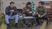 Irwansyah juga sering berkumpul dengan teman-temannya. Salah satu momennya ketika kemah bareng di glamping. Foto: Instagram @irwansyah_15