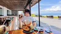 Romantisnya Irwansyah dan Zaskia Sungkar ketika makan di restoran hotel yang ada di Bali. Keduanya tampak menikmati es kelapa segar. Foto: Instagram @irwansyah_15