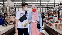 Momen manisnya tak hanya ketika makan di restoran saja, tapi juga sering menemani sang istri belanja ke pasar. Bahan yang dibelanjakan itu untuk membuat masakan kesukaan Irwansyah. Foto: Instagram @irwansyah_15