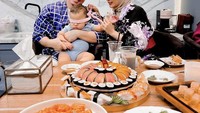 Irwansyah dan Zaskia Sungkar tampak membagikan momen ketika menyantap sushi. Sushi dan sashimi ini tampak menggiurkan. Foto: Instagram @irwansyah_15
