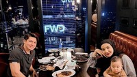 Bersama keluarga kecilnya, Irwansyah makan malam di restoran mewah dan menyantap steak lezat. Foto: Instagram @irwansyah_15