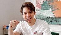 Irwansyah tampaknya menyukai steak. Ia sangat lahap menyantap steak buatan sang istri. Foto: Instagram @irwansyah_15