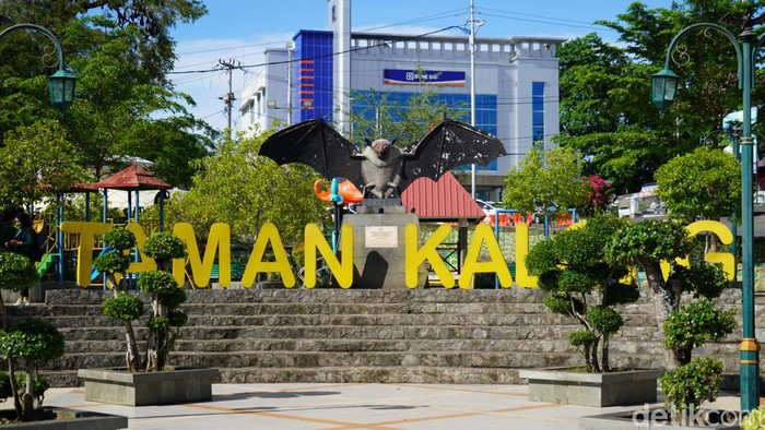 Kabupaten Soppeng berjuluk Kota Kelelawar atau Kota Kalong.
