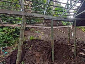Kisah Menegangkan Warga Penebel Tabanan, Rumah Jebol Dihantam Longsor