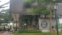 Andalan warga Bekasi di kawasan Bekasi CBD, La Spezia, Bekasi Utara ada sebuah kafe bergaya industrial kontemporer yang menawarkan pemandangan danau yang sejuk. Di sini pada pelanggan bebas duduk di tepi danau sambil berteduh di bawah pohon rindang. Foto: Instagram