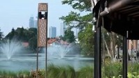 Masih dari kawasan Senayan Park, ada sebuah kafe yang berada tepat diujung jalan menuju danau buatan di sana. Memiliki area makan outdoor, Fortis Coffee menyajikan pemandangan berupa danau dengan air mancur yang indah. Foto: Instagram