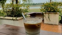 Tak jauh dari ICE BSD ada sebuah kafe yang menawarkan pemandangan hijau dan sejuk. Bernama Sudutsatu Lake, kafe dengan hamparan danau yang luas ini berada di dalam kawasan perumahan Vanya Park. Foto: Instagram