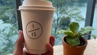 Berada dibalik ruangan pameran mobil listrik, gerai One Fifteenth Coffee di Senayan ini menjadi destinasi bersantai idaman. Lokasinya ada di dalam Mall Senayan Park lantai Upper Ground. Foto: Instagram