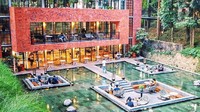 Sebuah kolam buatan besar ini didesain menyerupai danau untuk para pelanggan kafe. Area makan di The Lake House justru sengaja ditempatkan di tengah-tengah danau dengan volume air danau yang sejajar area makannya. Foto: Instagram