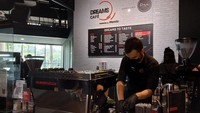 Cocok untuk rider! Kafe bernama Dreams Coffee ini bagian produsen kendaraan dan sering memberikan potongan harga untuk pemilik kendaraan tertentu. Kafe yang berada di lantai Ground, Senayan Park menyajikan area minum kopi yang menghadap langsung ke danau. Foto: Instagram