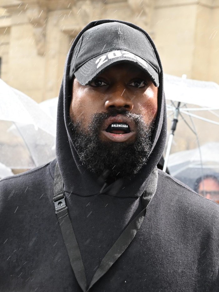 Kanye West dan Balenciaga PARIS, FRANCE - OCTOBER 02: (EDITORIAL USE ONLY - For Non-Editorial use please seek approval from Fashion House) Kanye West attends the Givenchy Womenswear Spring/Summer 2023 show as part of Paris Fashion Week on October 02, 2022 in Paris, France. (Photo by Stephane Cardinale - Corbis/Corbis via Getty Images)