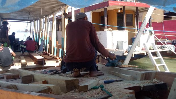 Kapal-kapal wisata yang sedang diperbaiki di Pantai Binongko, Labuan Bajo