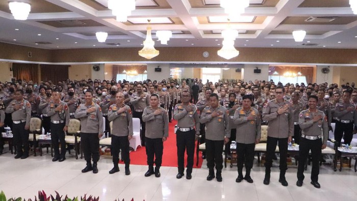 Kapolda Metro Jaya Irjen Fadil Imran dan jajaran anggota Ditlantas Polda Metro Jaya (dok.istimewa)