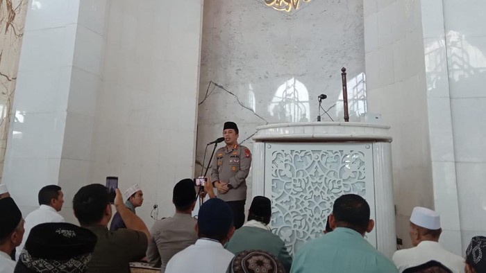 Kapolres Jaksel Kombes Ade Ary Syam Indradi ceramah di masjid di Cilandak, Jaksel.