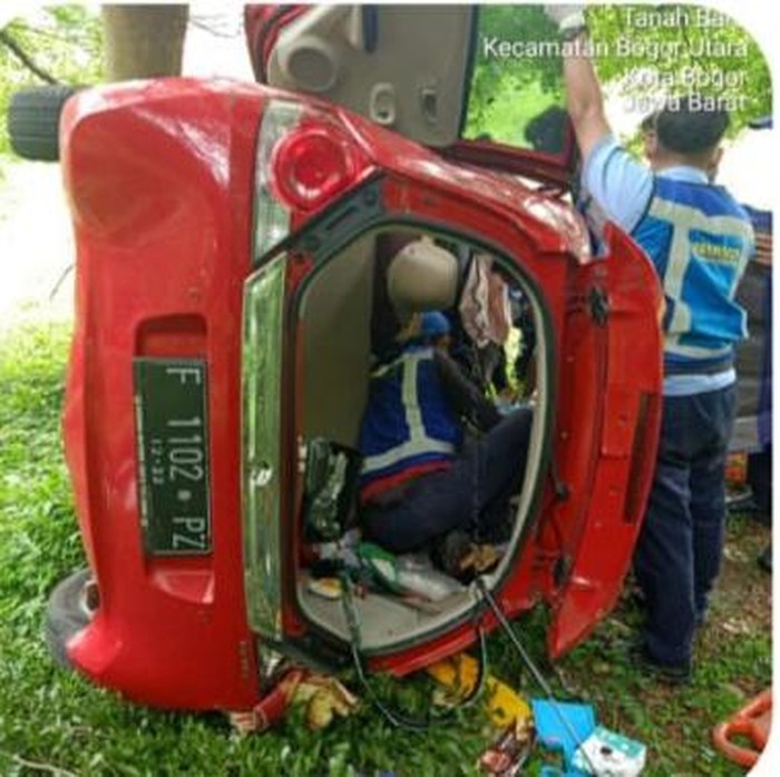 Kecelakaan mobil di Tol Jagorawi Km 41 mengakibatkan pengemudi luka berat.