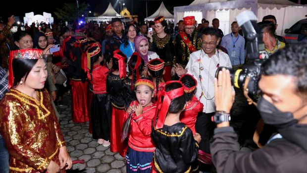 Kemeriahan Festival Danau Poso 2022 yang diisi rangkaian kegiatan seni budaya.