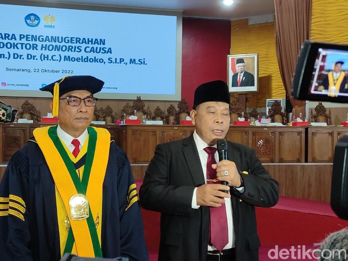 Kepala Staf Kepresidenan, Moeldoko, menerima gelar doktor kehormatan (Honoris Causa) dari UNNES Semarang, Sabtu (22/10/2022).