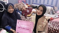 Wirda bilang ia diberi BMW 530i dari seorang tamu yang datang ke rumahnya. Peristiwa ini terjadi tak lama setelah ia bersedekah melalui ayahnya, Yusuf Mansur.