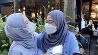 Menemui salah satu member Millennial Anti Bokek yang dikelolanya, Wirda memberikan iPhone gratis lho! Ia rela ke Bandung demi menemui member itu di salah satu kafe kekinian.