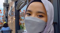 Misi.. penyegaran timeline dulu, tulis Wirda di keterangan foto. Terlihat ia sedang hangout sambil kulineran. Kira-kira Wirda mampir makan di mana ya?