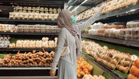 Lucu banget nih momen Wirda belanja buah di supermarket. Mengenakan outfit cantik, ia tak lewatkan berfoto dulu di area rak buah yang tengah sepi pengunjung.