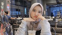 Sepertinya es kopi susu jadi minuman favorit Wirda nih! Ia pilih menikmati minuman ini di sela-sela aktivitasnya yang padat.