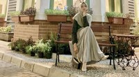 Layaknya millennial lain, Wirda juga kerap menyambangi kafe-kafe kekinian. Di depan sebuah coffee shop, ia mengabadikan momen istimewa ini.