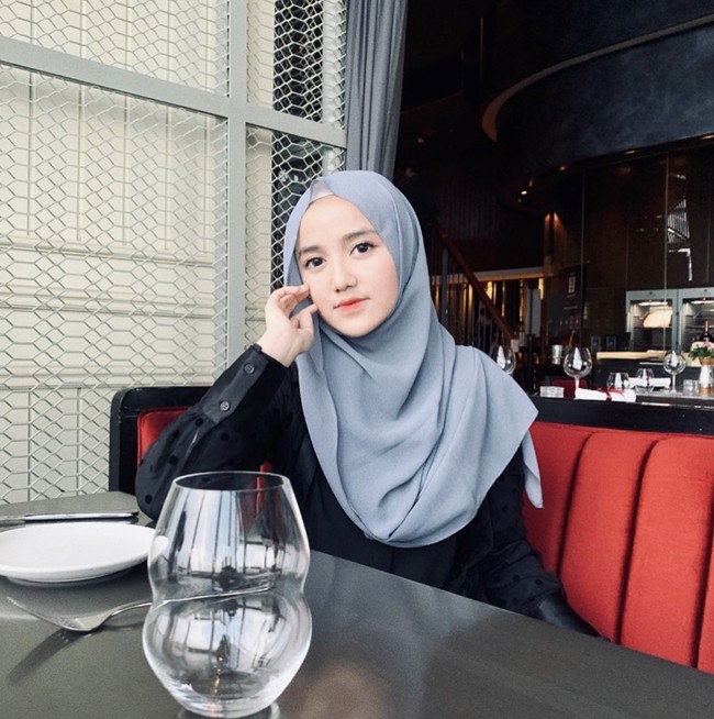 Nama Wirda Mansur kembali menjadi perbincangan setelah postingan foto dirinya di Instagram saat menunaikan haji dikomentari oleh Sabda Ahessa. Bismillah sebentar lagi mulai wukuf. Waktu mustajab doa. Ayo tulisin doa kalian di komentar yaa, insyaAllah didoakan dari sini, tulis Wirda Mansur di Instagram. Foto: Instagram wirda_mansur