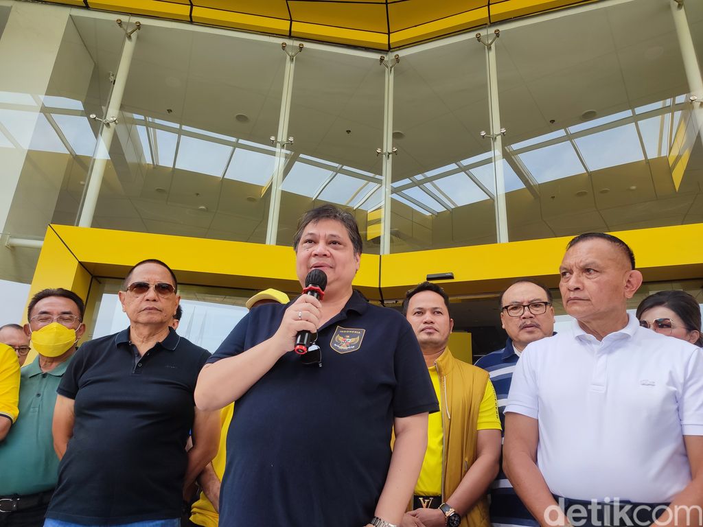 Ketum Golkar Airlangga Hartarto membagikan mobil listrik untuk kantor DPP. (Nahda RU/detikcom)