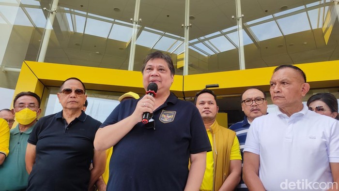 Ketum Golkar Airlangga Hartarto membagikan mobil listrik untuk kantor DPP. (Nahda RU/detikcom)