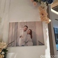 Dari foto dan video yang dibagikan, wanita 29 tahun itu dan kekasihnya terlihat bahagia menyambut fase baru dalam kehidupan mereka. Kiky Saputri sendiri diketahui pernah dua kali gagal menikah dengan mantan-mantan kekasih.Foto: Iqbal/detikHOT