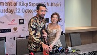 M Khairi melamar Kiky Saputri tepat dihari ualng tahun ke-29 sang kekasih. Keduanya terlihat bahagia terus tersenyum usai proses lamaran. Foto: Iqbal/detikHOT