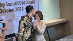 Resmi Dilamar! Kiky Saputri Semringah Dicium M Khairi