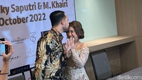 Kiky Saputri semringah banget dicium keningnya oleh M Khairi. Foto: Iqbal/detikHOT
