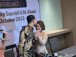 Senyum Kebahagiaan Kiky Saputri Dihadiahi Mercy Usai Dilamar Kekasih