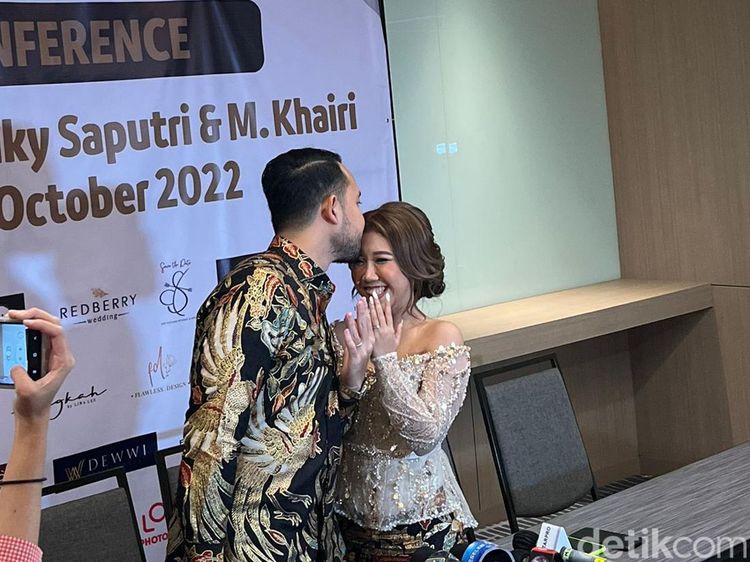 Senyum Kebahagiaan Kiky Saputri Dihadiahi Mercy Usai Dilamar Kekasih