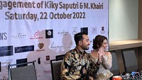 Kiky Saputri dan M Khairi memberikan penjelasan usai menggelar prosesi lamaran di kawasan TB Simatupang, Jakarta Selatan siang ini. Foto: Iqbal/detikHOT