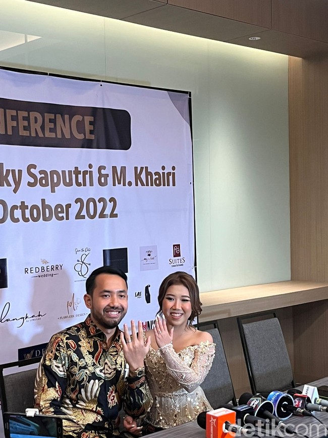 Kiky dilamar pacarnya, M. Khairi, yang dilangsungkan cukup meriah di RA Suites Simatupang, Jakarta Selatan. Acara tersebut dihadiri rekan-rekan Kiky sesama artis. Foto: Iqbal/detikHOT