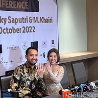 Kiky dilamar pacarnya, M. Khairi, yang dilangsungkan cukup meriah di RA Suites Simatupang, Jakarta Selatan. Acara tersebut dihadiri rekan-rekan Kiky sesama artis. Foto: Iqbal/detikHOT