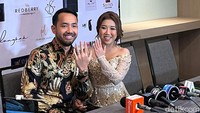 M Khairi dan Kiky Saputri saat memamerkan cincin setelah prosesi lamaran usai. Sebelum dengan M Khairi, Kiky Saputri sudah 2 kali gagal menikah. (Iqbal/detikHOT)