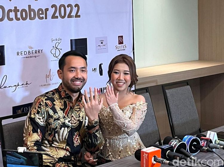 Resmi Dilamar! Kiky Saputri Semringah Dicium M Khairi