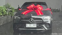 Sstt... katanya ini adalah mobil hadiah Kiky Saputri dari M Khairi loh. Foto: Iqbal/detikHOT