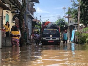 Bengawan Solo Meluap, Ratusan Warga Pucang Sawit Masih Mengungsi