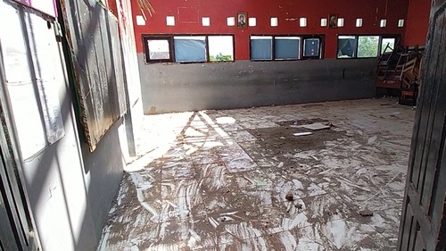 Kondisi ruang kelas SMPN 1 Dompu yang diterjang angin puting beliung, Jumat (21/10/2022).