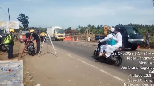 Lalu lintas di Jembatan Bilukpoh, Jalur Denpasar-Gilimanuk, Jembrana, Bali, Sabtu (22/10/2022).